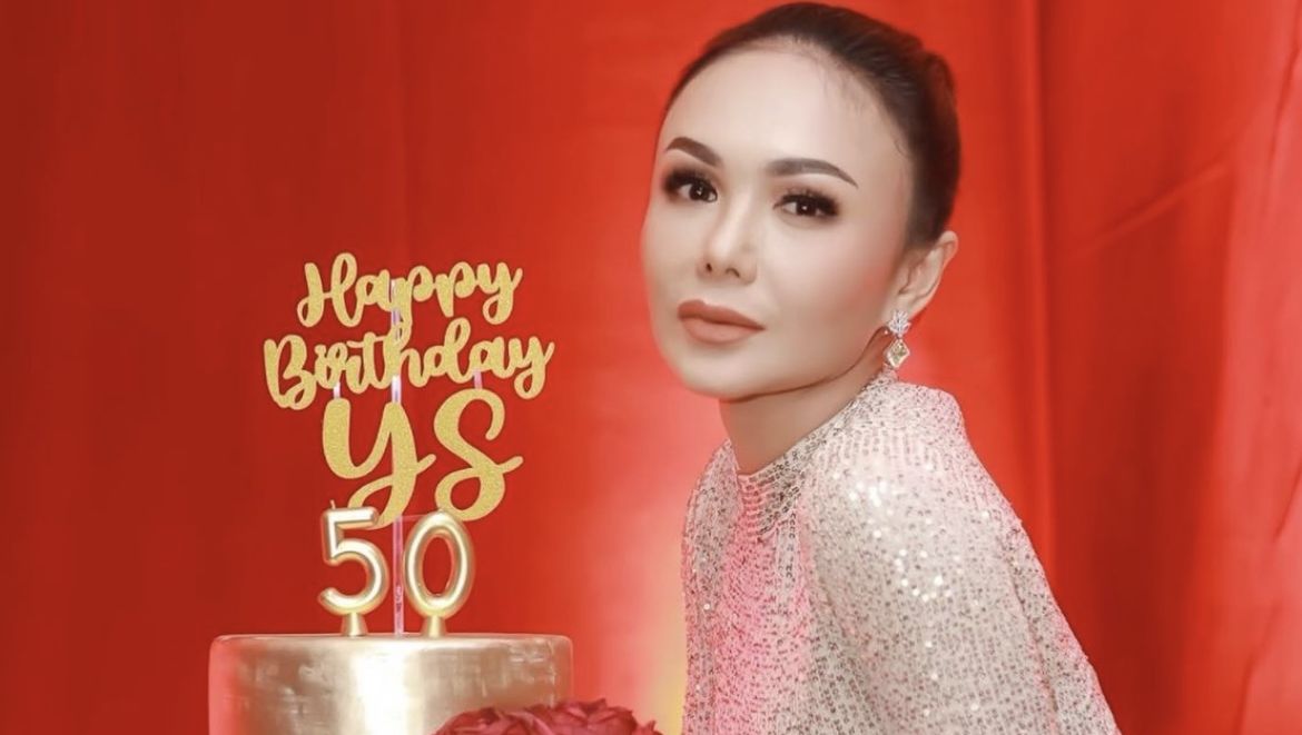 Yuni Shara tampil awet muda dalam balutan sequin dress saat merayakan hari ulang tahunnya yang ke-50. Ini detail penampilannya.