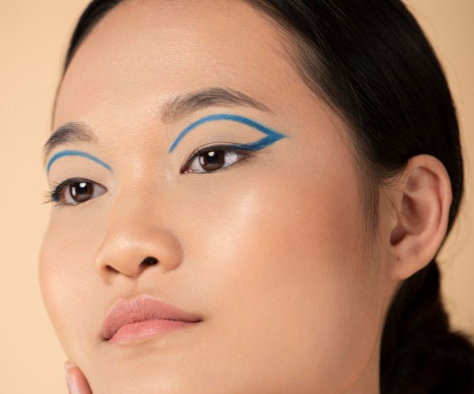 Ingin tampil dengan makeup maksimal di perayaan Tahun Baru? Berikut rekomendasi eyeline warna-warna di Shopee yang cocok untukmu!