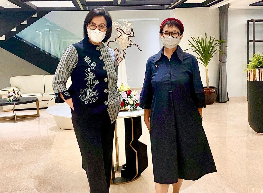 Sudah bersahabat sejak lama, Menkeu Sri Mulyani ingat barang kesukaan Menlu Retno Marsudi saat tengok UMKM sepatu Troso.