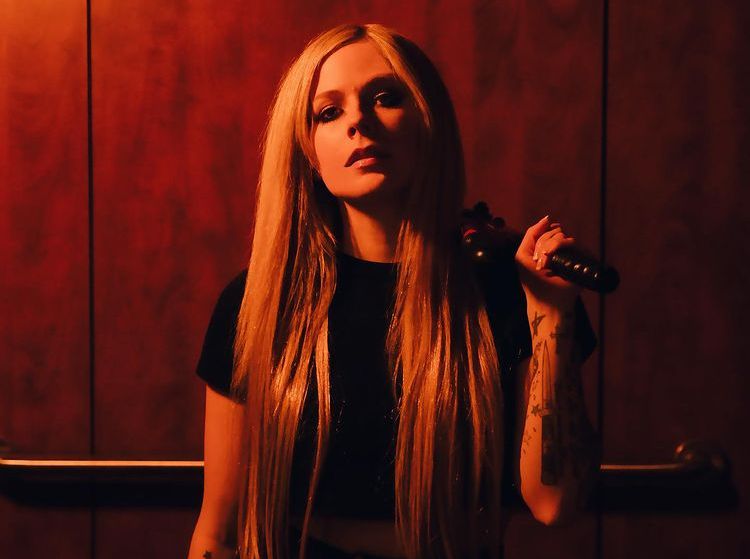 Penyanyi pop punk Avril Lavigne mengatakan bahwa lagu Sk8er Boi akan dibuat versi lainnya, yakni sebuah film. Bakal seperti apa, ya?