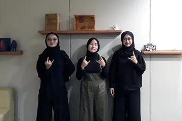 Band Voice of Baceprot : Firda Marsya Kurnia (kiri), Euis Sitti Aisyah (tengah), Widi Rahmawati (kanan). 