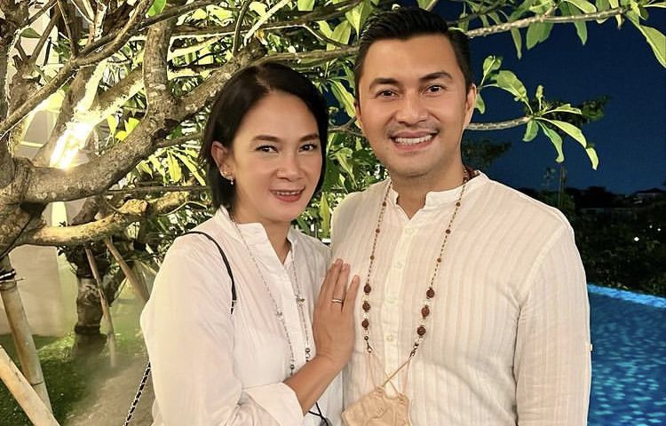Pasangan selebriti Dian Nitami dan Anjasmara terpaksa merayakan anniversary secara terpisah.
Kenapa?