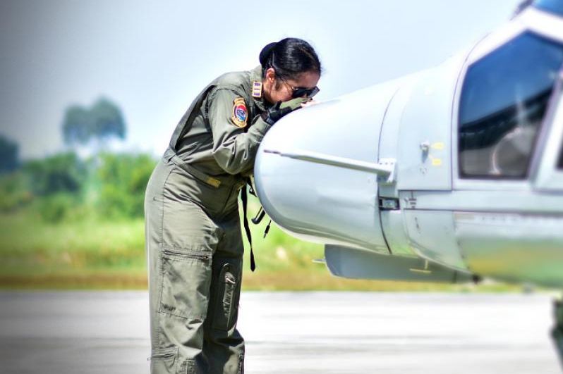 Sosok perempuan pertama di angkatan laut yang menjadi kapten pilot helikopter Panther TNI AL, Lettu Laut Michelle Anggreani.