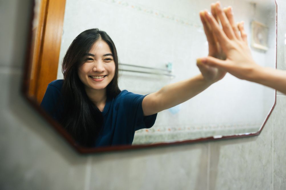 Salah satu cara mengatasi rasa insecure adalah dengan mencintai diri sendiri. Berikut cara memulainya yang bisa kamu coba!