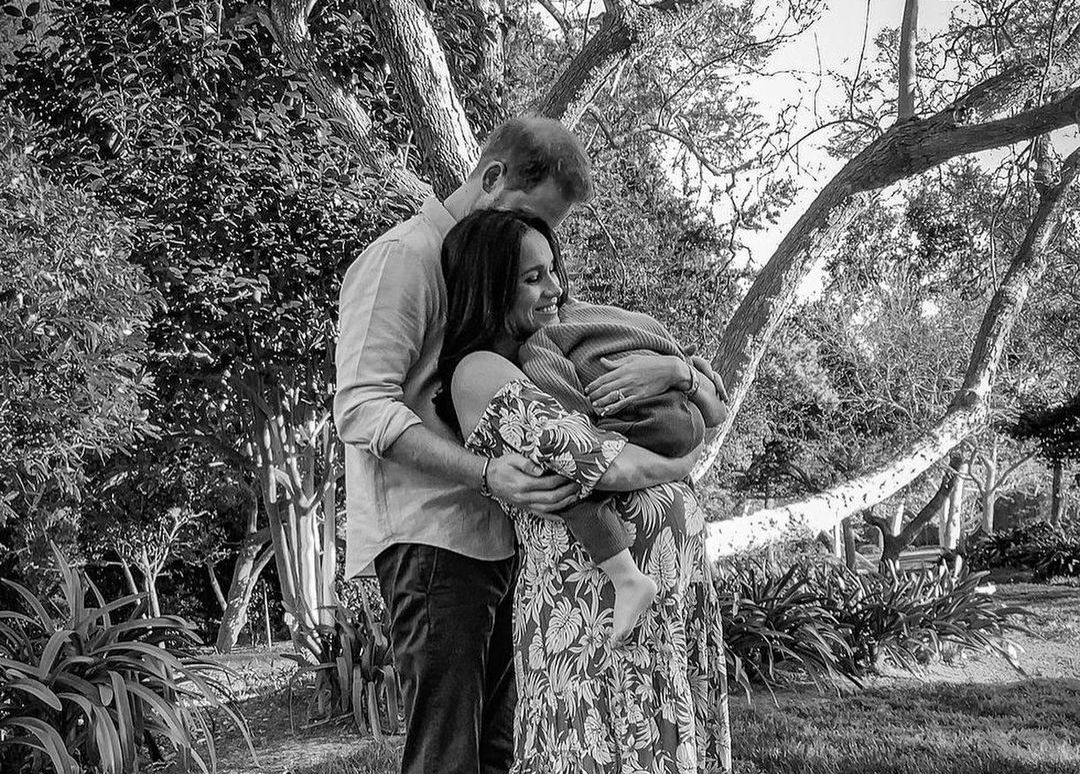 Di tengah prahara keluarga Kerajaan Inggris, Pangeran Harry dan Meghan Markle bagikan kabar bahagia kelahiran anak kedua mereka.