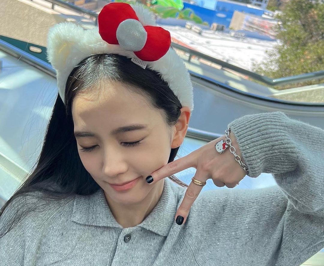 Berikut ini rekomendasi perhiasan dan aksesoris Hello Kitty seperti yang digemari oleh JIsoo BLACKPINK