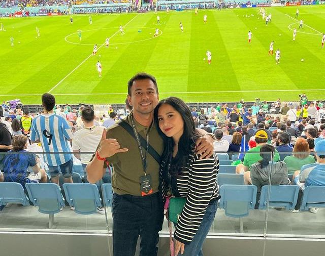 Baru-baru ini pasangan Raffi Ahmad dan Nagita Slavina bikin iri orang Indonesia. Pasalnya mereka terlihat menonton Piala Dunia 2022 langsung di Qatar