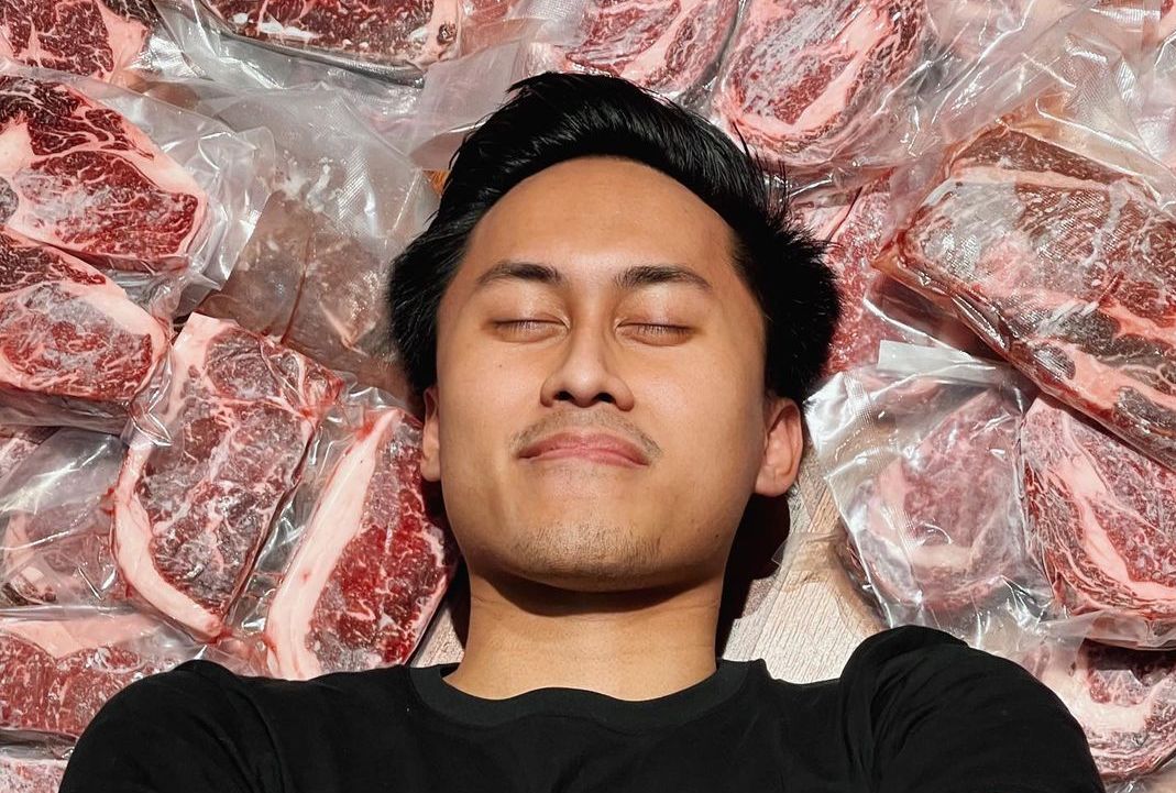 Masih bingung cara membedakan daging sirloin, tenderloin, dan ribeye? Simak cara membedakan daging steak ala Tiktoker Dims the Meat Guy.