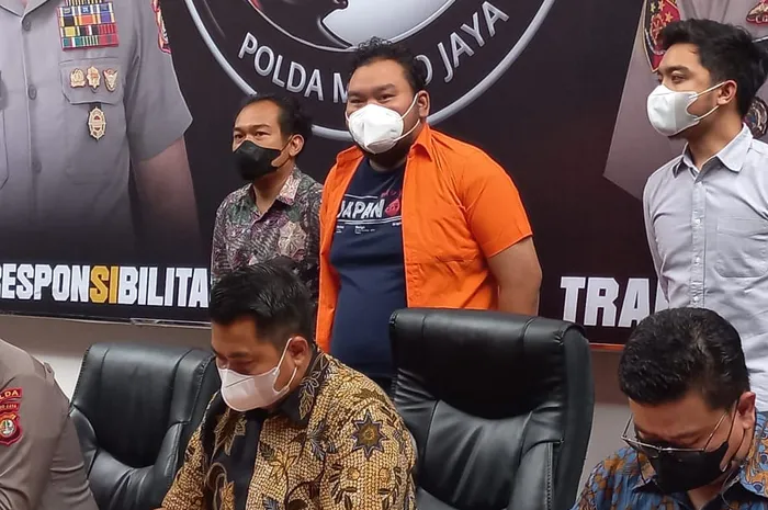 Fico Fachriza saat dihadirkan di hadapan awak media dengan mengenakan baju tahanan berwarna oranye di Ditresnarkoba Polda Metro Jaya, Jumat (14/1/2022).