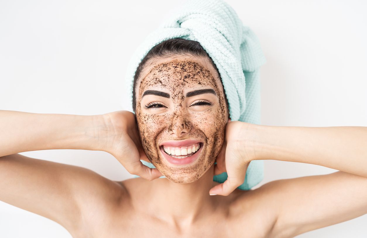 Demi mendapatkan wajah cerah,  tak sedikit perempuan rela merogoh kocek dalam. Agar lebih hemat,  kita bisa membuat DIY masker sendiri, lho.