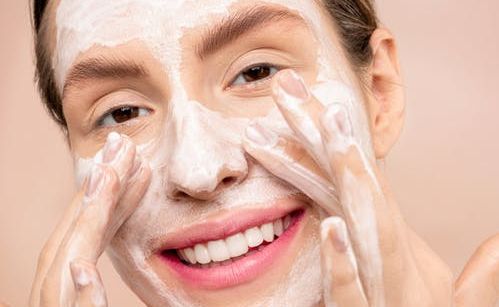 Terkadang mencuci wajah sekali saja belum tentu mengangkat kotoran secara maskimal. Yuk, cari tahu pembersihan ganda untuk wajah yang lebih bersih.