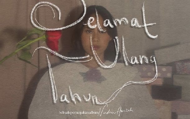Nadin Amizah berencana mengenakan dress masa kecil ibunya saat konser Selamat Ulang Tahun tanggal 22 Desember 2022 bertepatan dengan Hari Ibu.
