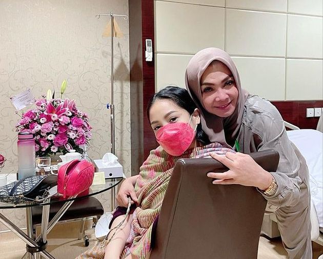 Setia menemani Nagita Slavina lahiran, Mama Rieta, sang ibunda, sebut wajah cucunya lebih mirip Raffi Ahmad.