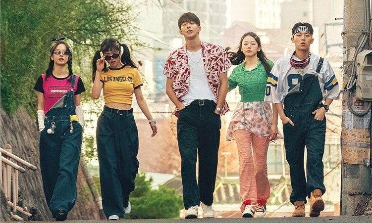 Drama Korea komedi romantis terbaik jadi salah satu pilihan tontonan yang bisa Kawan Puan saksikan di waktu luang. Simak berikut ini rekomendasinya!