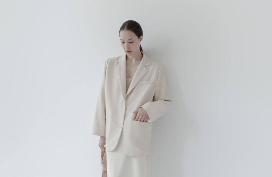 Power dressing penting diterapkan perempuan karier untuk membuatnya terlihat lebih berwibawa. Ini cara menerapkannya.