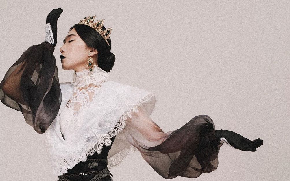 Penyanyi Isyana Sarasvati keluarkan lagu terbaru Il Sogno yang merupakan rekoleksi mimpinya dan berkesan gothic metal. Seperti apa? 