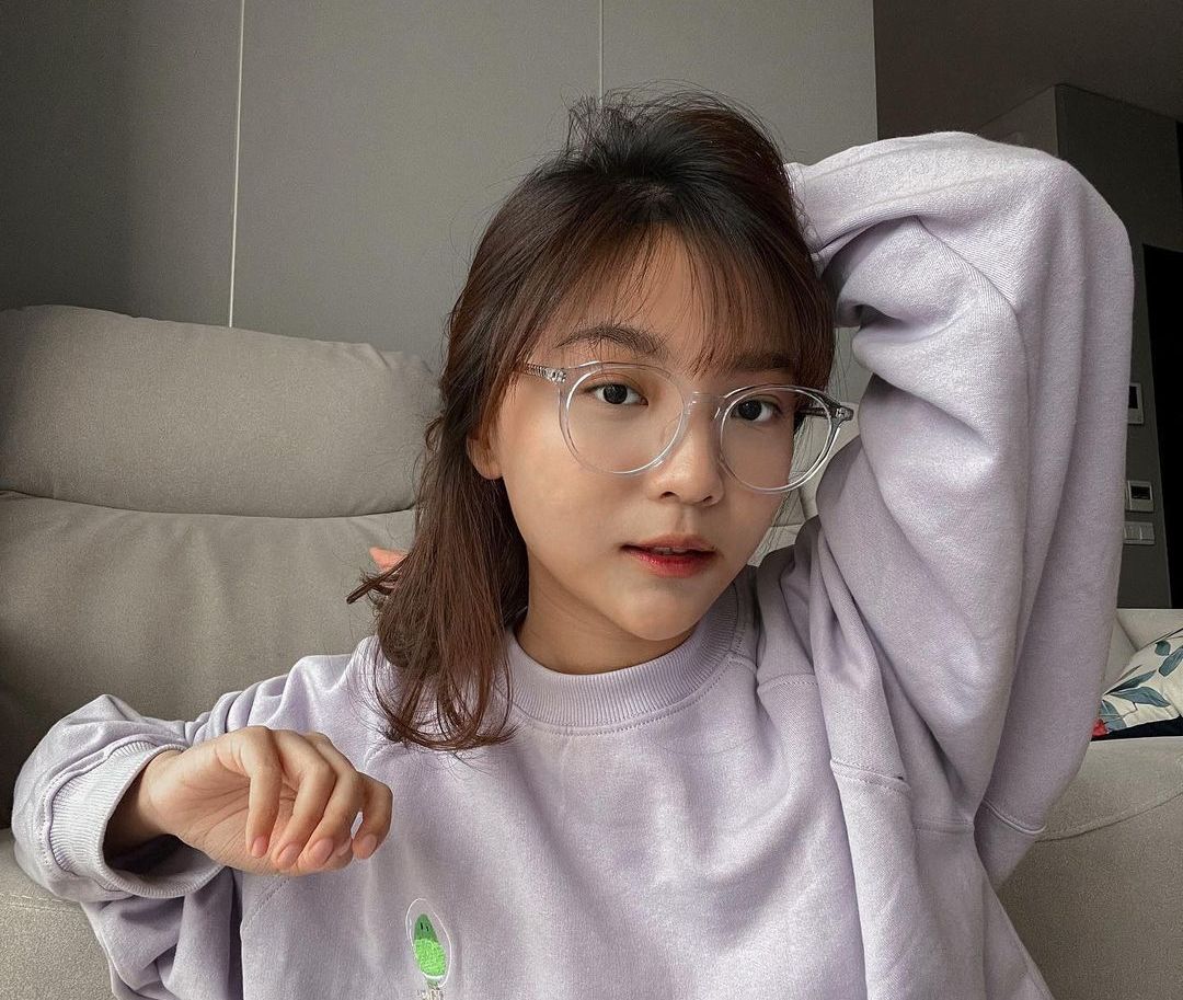 Namanya naik karena merupakan mantan YouTuber Jess No Limit yang melamar Sisca Kohl, intip gaya fashion Misellia Ikwan.
