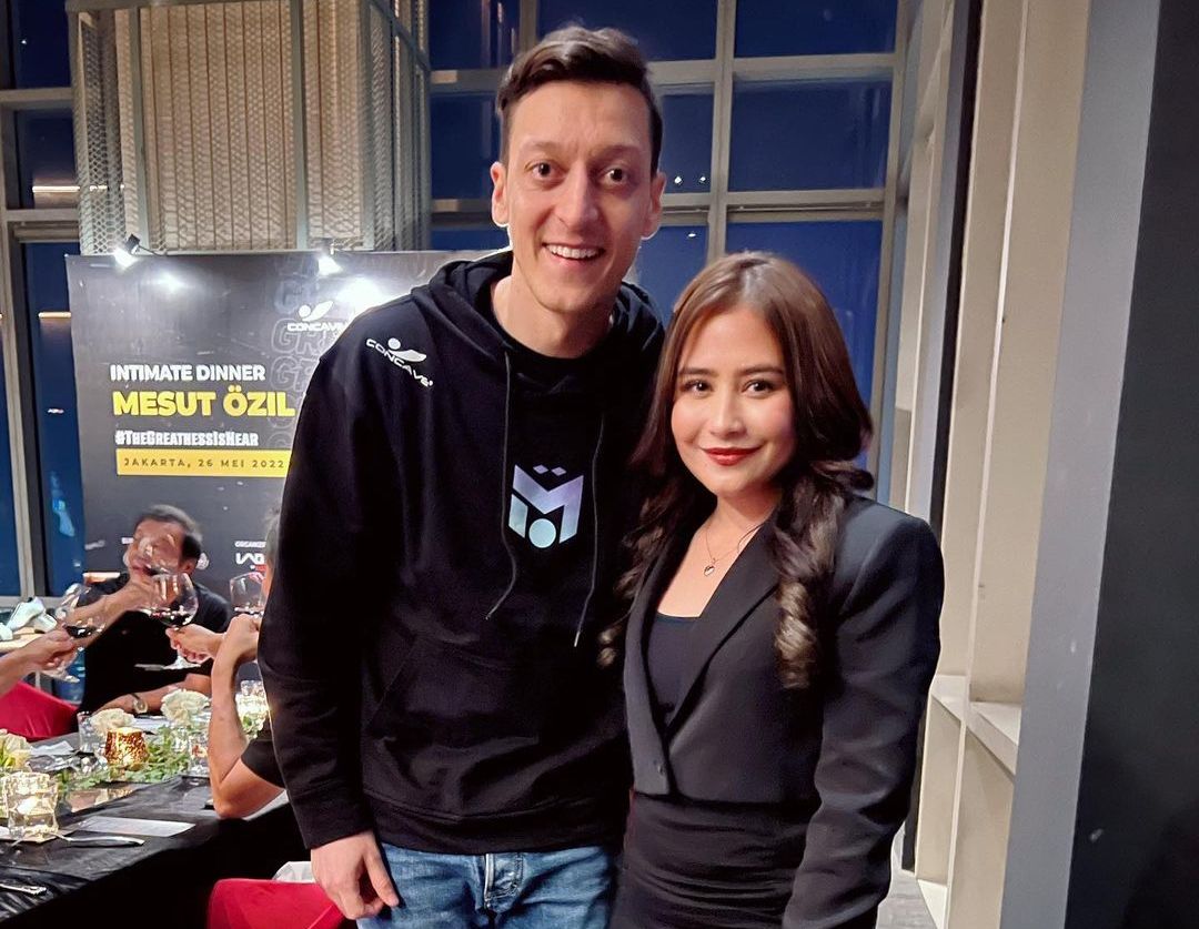 Intip momen Prilly Latuconsina bertemu pesepakbola Mesut Ozil di Jakarta, makan malam hingga foto bareng.
