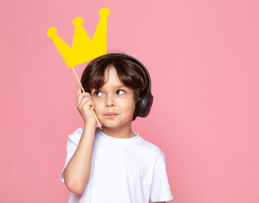 Sering mendengar istilah anak emas? Yuk, ketahui apa maknanya dan beberapa ciri anak emas berikut ini!