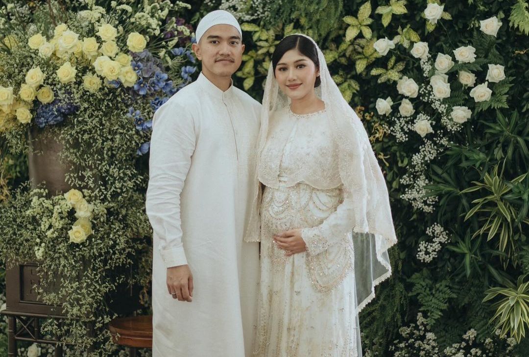 Potret Erina Gudono dan Kaesang Pangarep gelar pengajian empat bulan kehamilan. Presiden Joko Widodo tampak hadir.