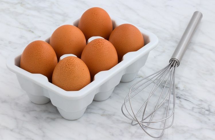 Ada tiga cara mudah untuk menentukan apakah telur masih aman untuk dimakan. Berikut ini cara membedakan telur segar dan telur busuk.