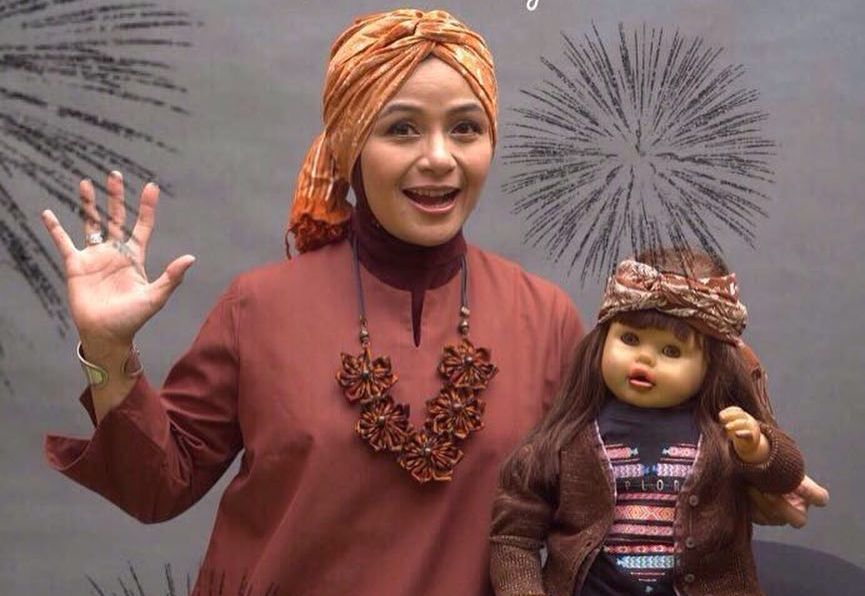 Mengenal profil Ria Enes, pendongeng perempuan era90an yang selalu membawa boneka Susan saat tampil!