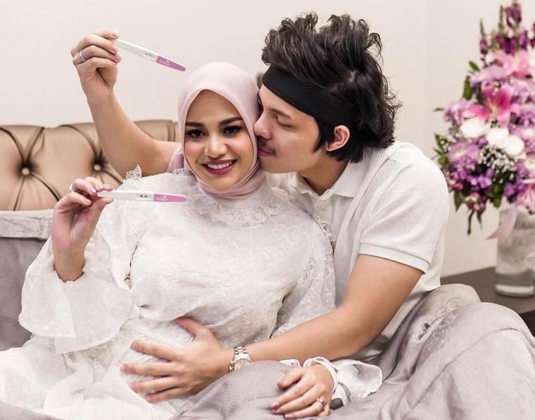 Rayakan lebaran pertama sebagai suami istri, Atta Halilintar justru bagikan kabar kurang menyenangkan soal kondisi kesehatan Aurel Hermansyah.