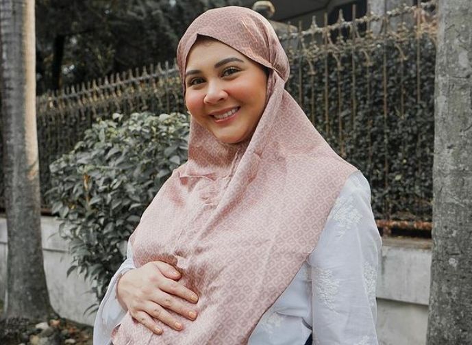 Artis dan pesinetron Kesha Ratuliu melahirkan anak pertamanya dengan Adhi Permana pada Minggu (12/12/2021).