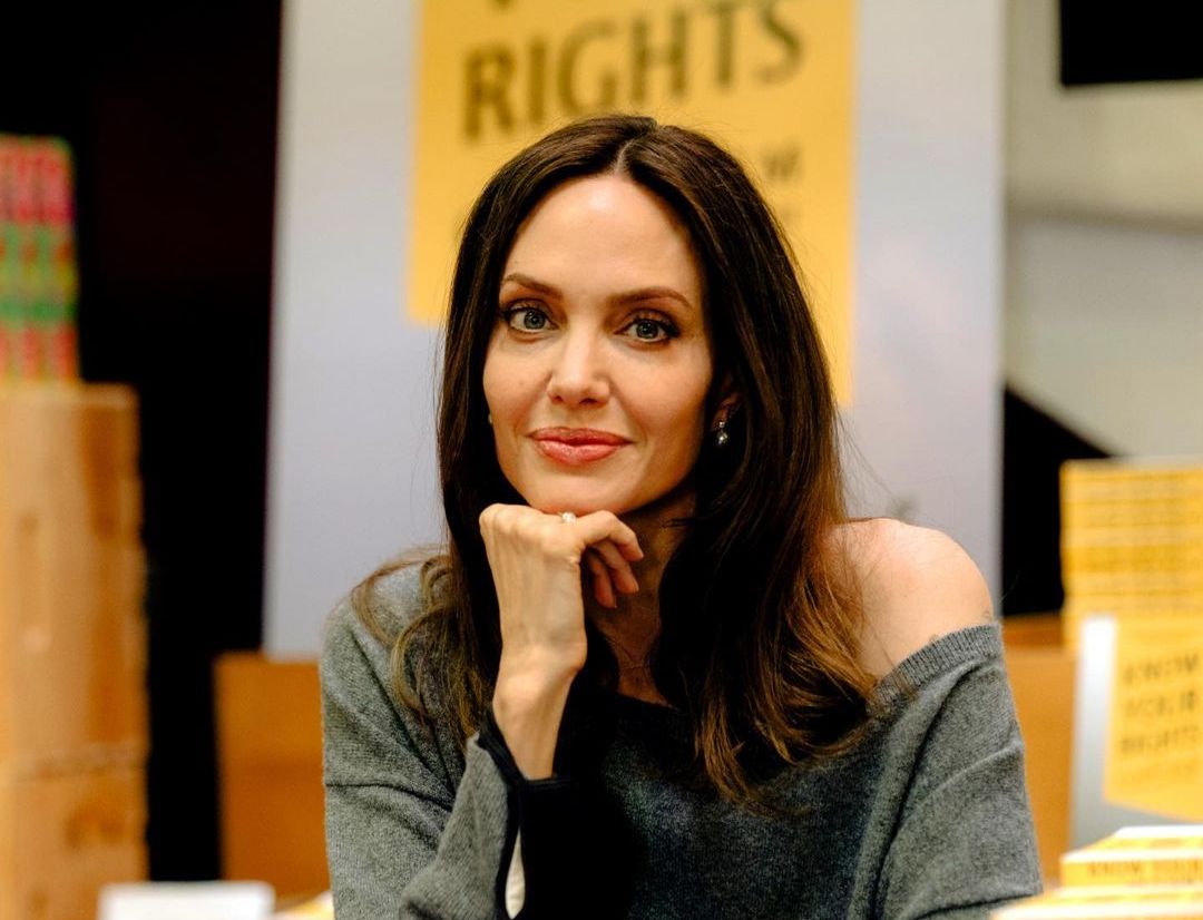 Aktris Hollywood Angelina Jolie laporkan Brad Pitt atas tuduhan kekerasan dalam rumah tangga (KDRT) kepada anak mereka.