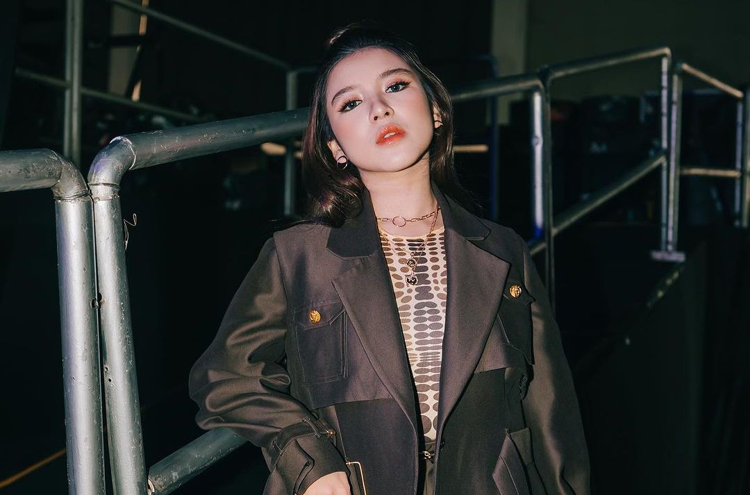 Bernuansa Kpop karena bekerja sama dengan produser musik yang pernah menggarap lagu EXO dan NCT, intip fakta lagu Flip It Up Tiara Andini.