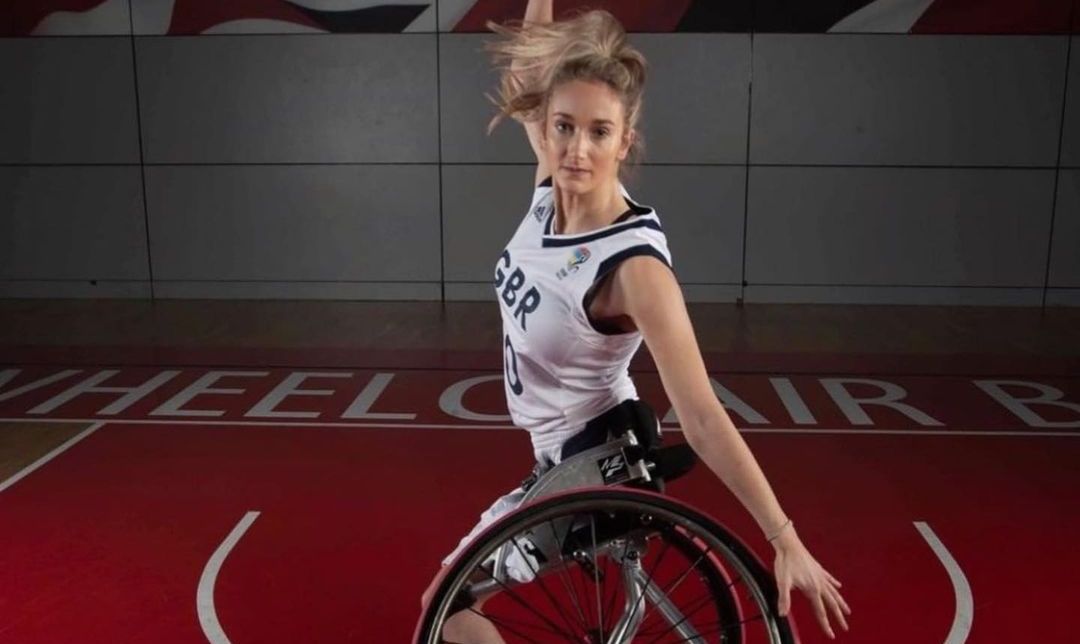 Amy Conroy, pemain basket kursi roda asal Inggris ini berprestasi sebagai atlet di salah satu tim basket kursi roda setelah kehilangan satu kakinya.