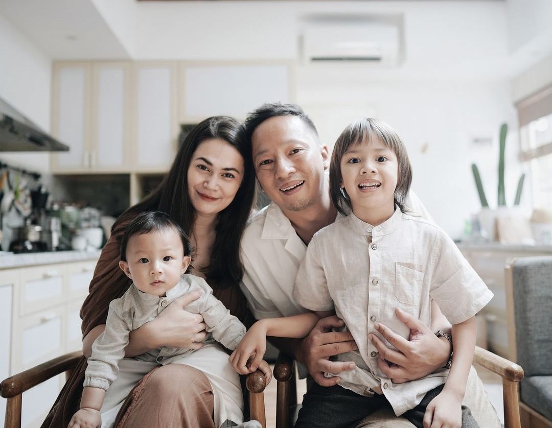 Masih menjalani isolasi di rumah sakit, Ringgo Agus Rahman tetap merayakan anniversary pernikahannya dengan cara yang kocak. Seperti apa ya?
