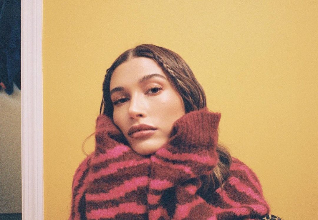 Kulit glowing dan awet muda, ini rekomendasi makeup item untuk dapatkan glazed donut skin ala Hailey Bieber di Tokopedia!
