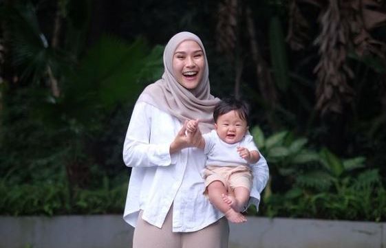 Belakangan, nama Zaskia Adya Mecca cukup curi perhatian publik. Ada apa dengan ibu 5 anak ini? Simak ulasannya