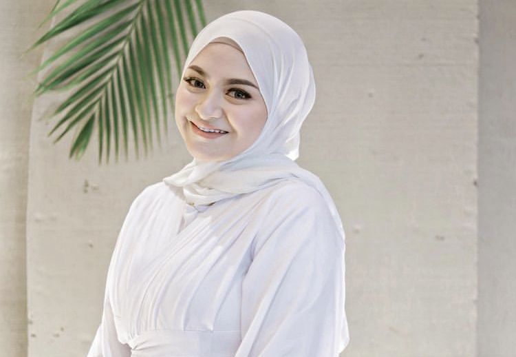 Kabar mengejutkan datang dari rumah tangga Nathalie Holscher dan Sule. Diketahui Nathalie Holscher gugat cerai Sule.