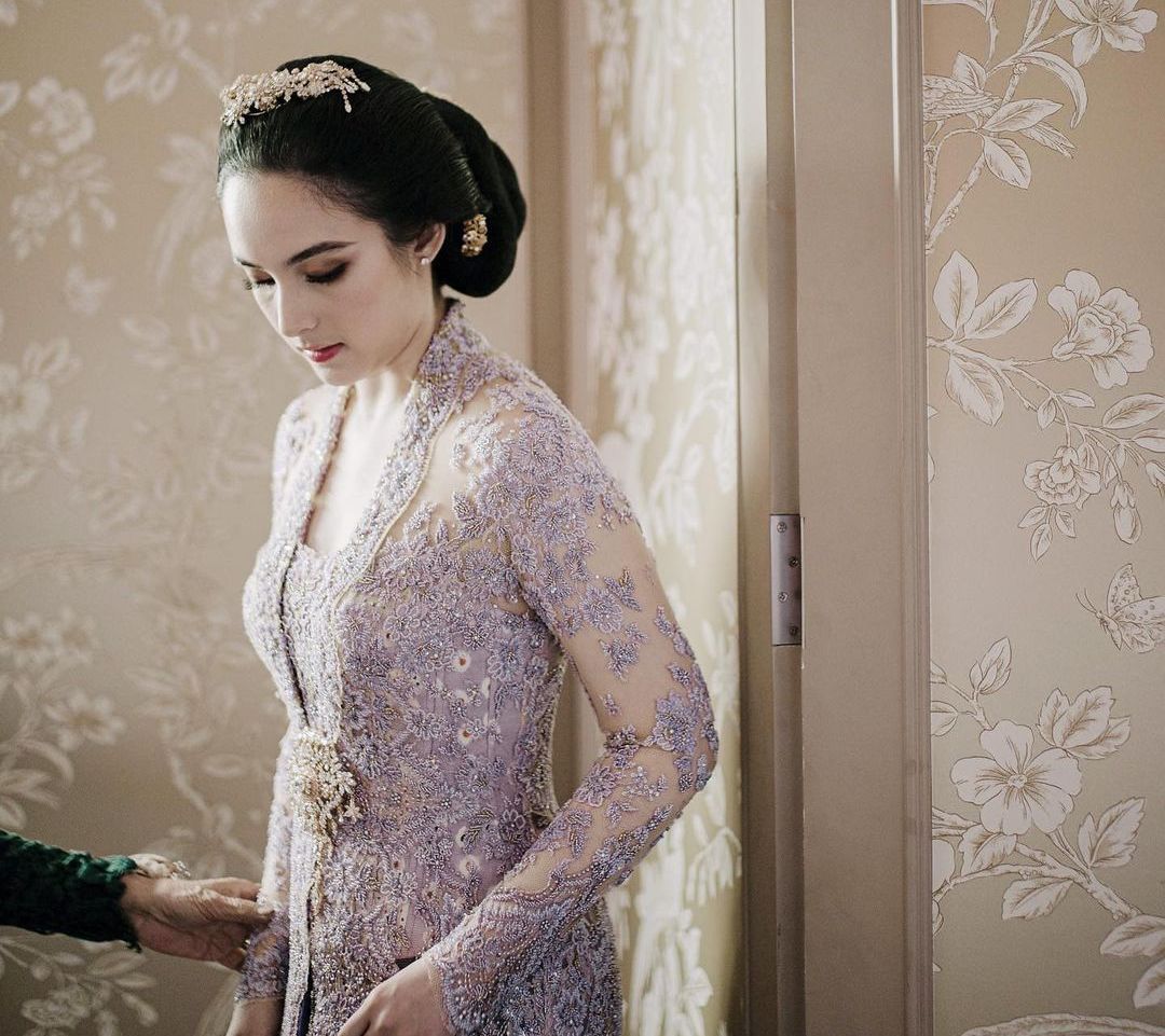Berikut ini 3 tips merawat kebaya brokat, mulai dari hindari terlalu sering dicuci hingga lapisi dengan alas saat menyetrika.