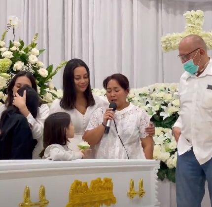 Orang tua Laura Anna tak dapat membendung isak tangis kala melihat wajah putrinya untuk terakhir kali di momen tutup peti dan sebelum kremasi.