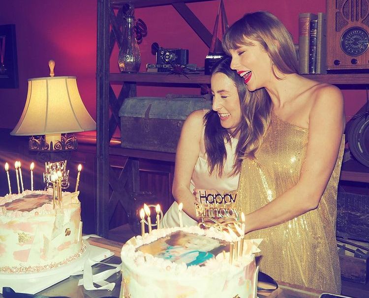 Penyanyi Taylor Swift berulang tahun pada tanggal 13 Desember. Ini dia keseruan perayaan ultah Tay bersama Alana Haim.