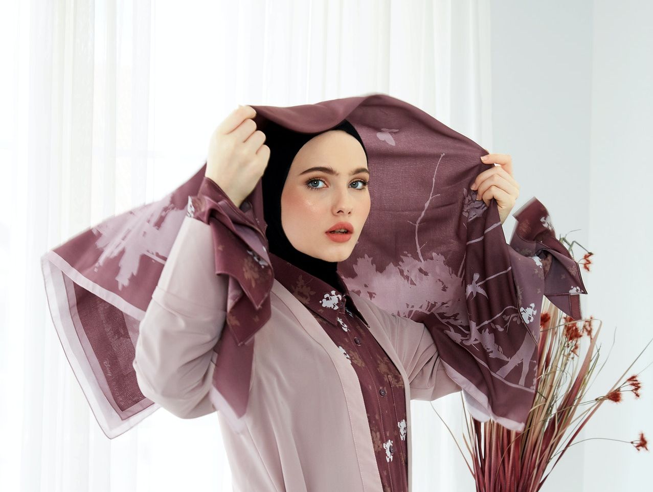 Menyambut tahun baru 2022, seperti apa tren hijab yang akan diminati para hijabers tahun ini? Simak yuk penjelasannya berikut!