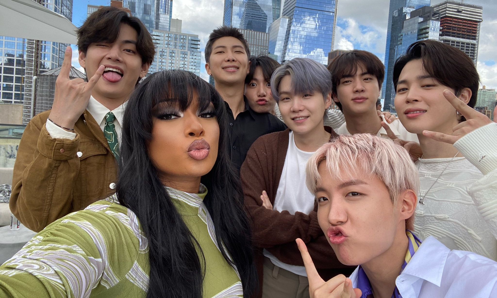 Sebulan setelah sukses berkolaborasi bersama, BTS akhirnya bertemu dengan Megan Thee Stallion di Amerika Serikat.