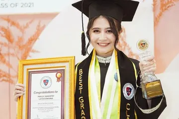 Prilly Latuconsina wisuda dan menjadi lulusan terbaik.