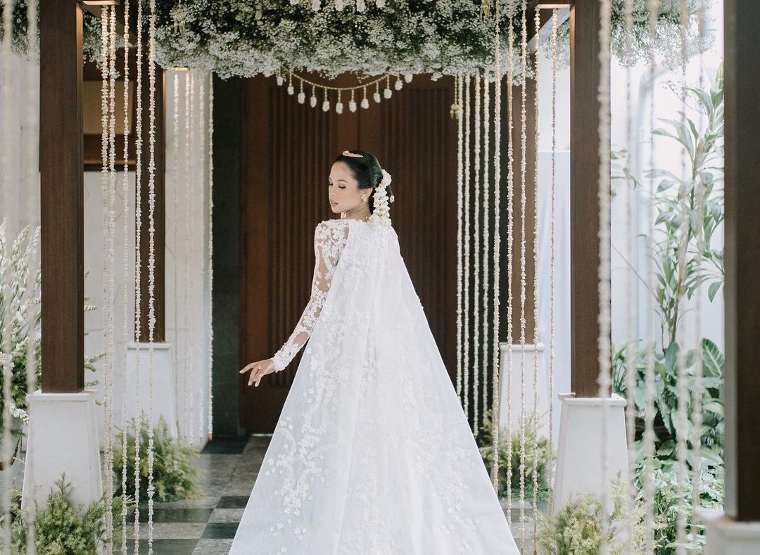 Lewat unggahan di Instagram, aktris dan penyanyi Maudy Ayunda isyaratkan telah resmi menikah dengan kekasihnya.