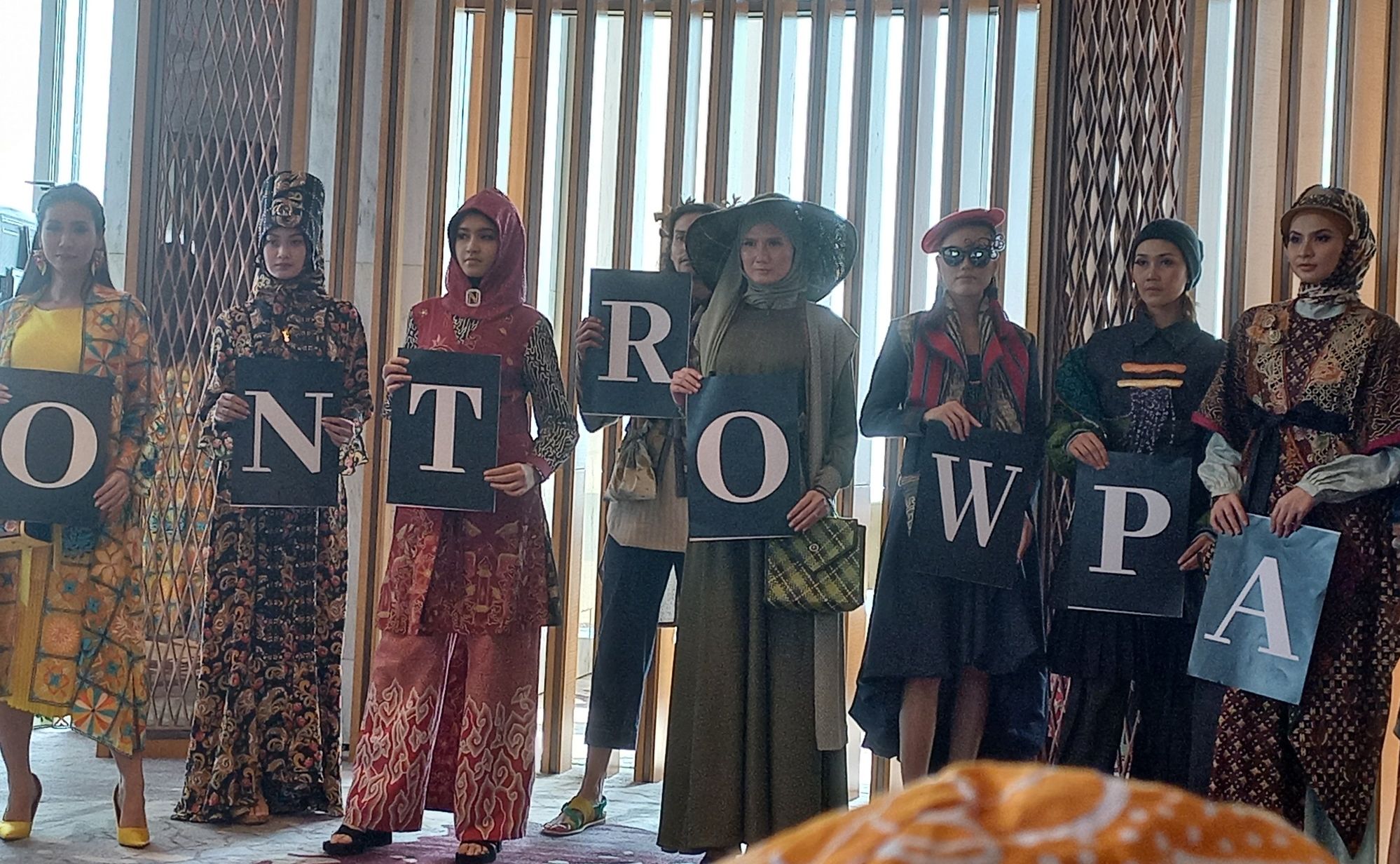 Front Row Paris 2022 sukses diadakan oleh Indonesian Fashion Chamber. Karya dari berbagai desainer lokal telah dipamerkan di atas kapal pesiar!