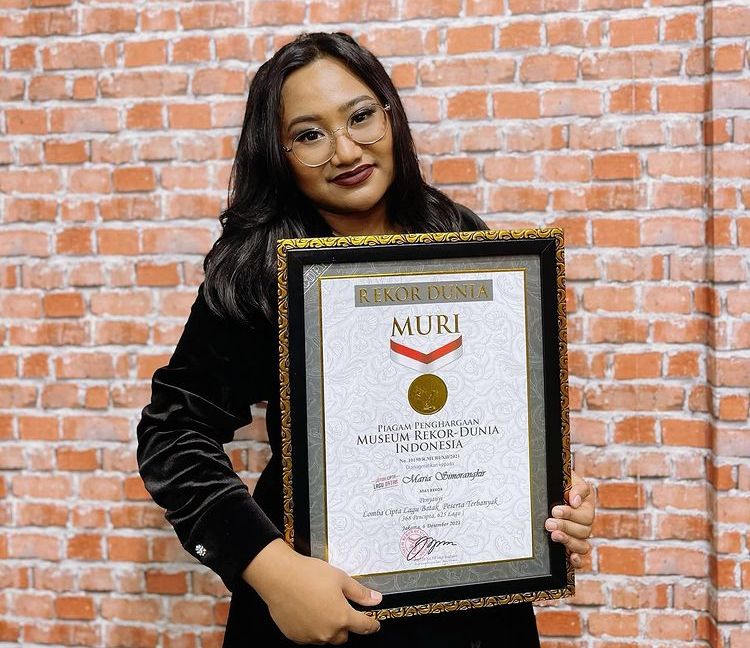 Penyanyi Maria Simorangkir mendapat rekor MURI lho, Kawan Puan. Dalam acara ini, Maria juga menyanyikan berbagai lagu Batak.