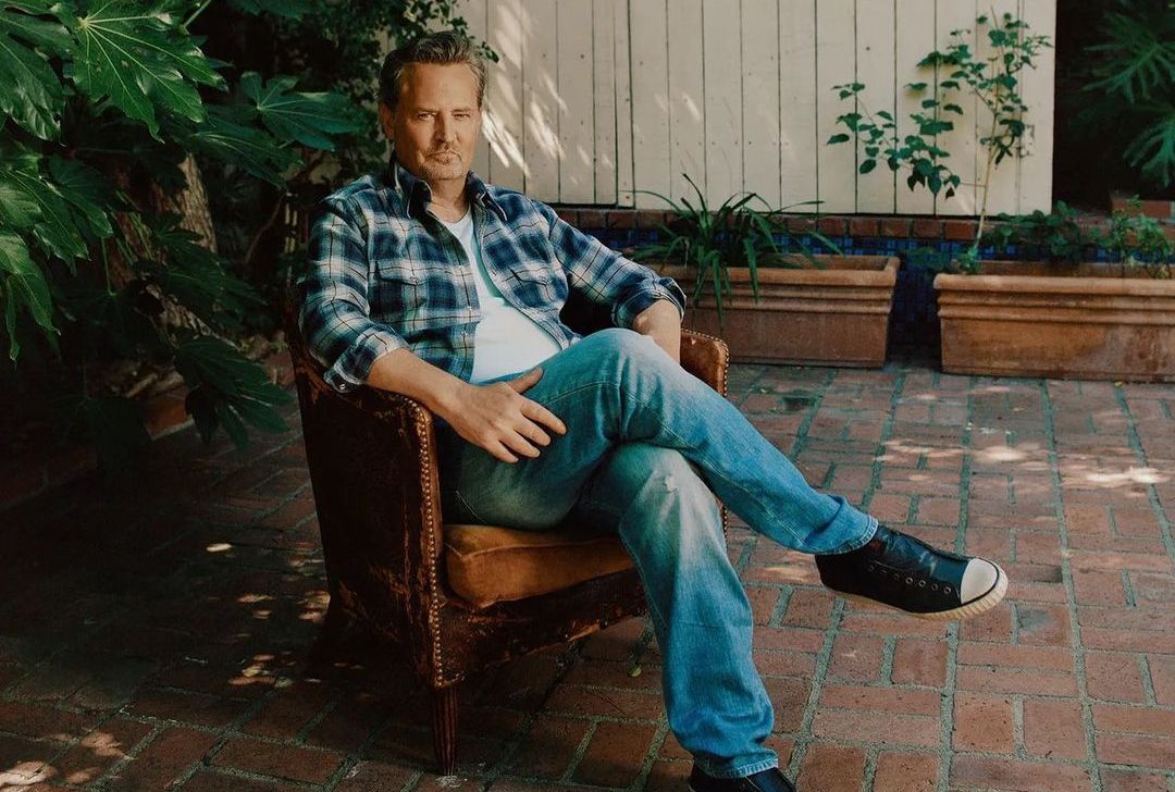 Ditemukan meninggal dunia di bak jacuzzi rumahnya, begini kronologi kematian Matthew Perry. Simak lengkapnya.