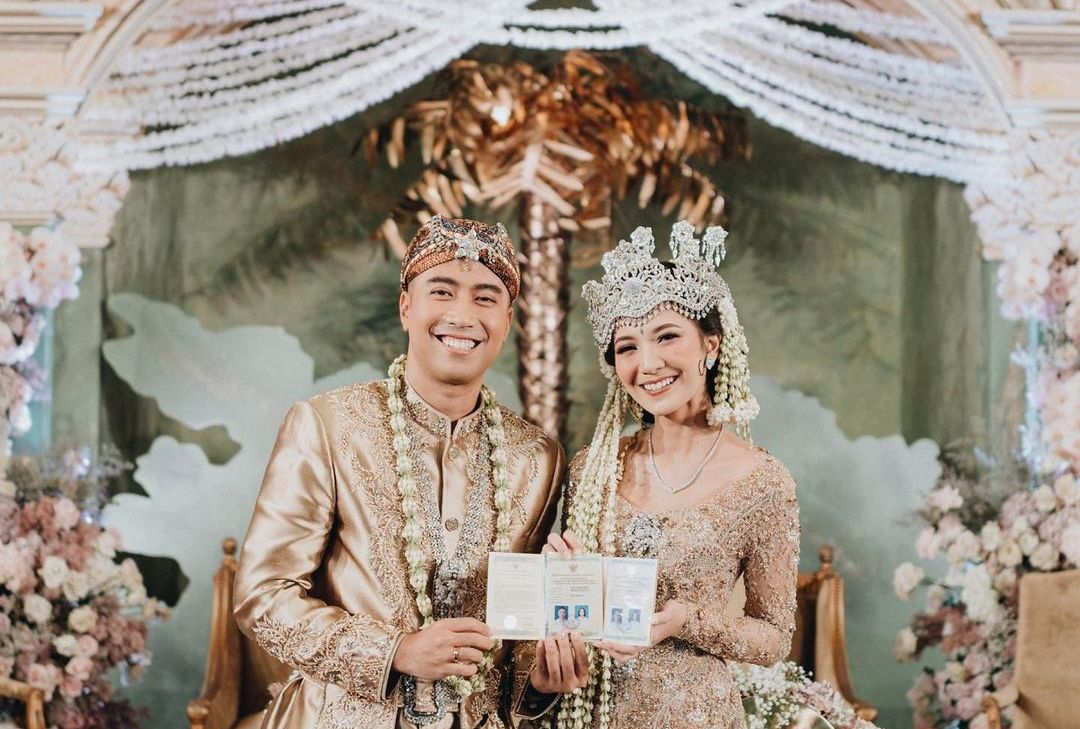 Sheila Dara dan Vidi Aldiano resmi menikah. Berikut detail penampilan Sheila Dara yang menawan dengan riasan pengantin khas adat Sunda!