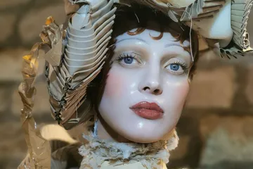 Riasan porselen pada tampilan Maison Margiela. 