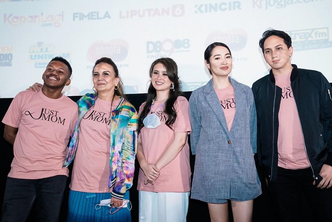 Film Just Mom segera tayang di bioskop dengan menampilkan sejumlah karakter perempuan. Simak ulasannya!