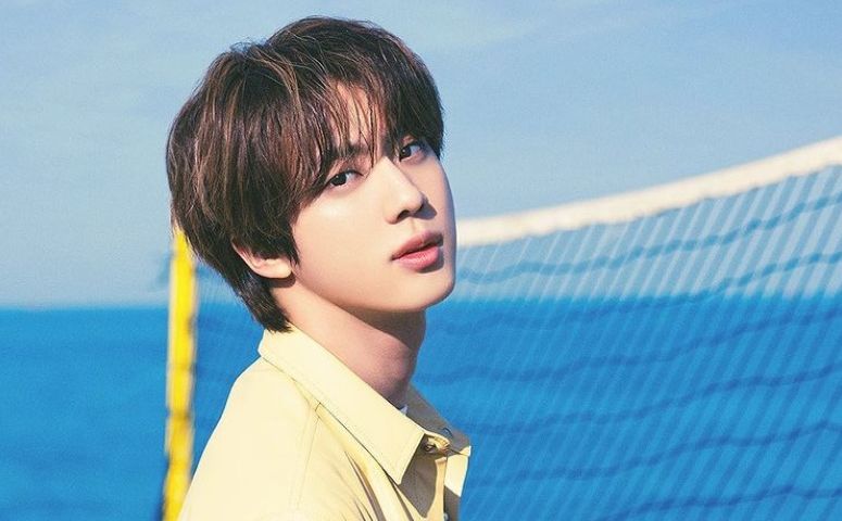 Jelang ulang tahunnya, Jin BTS terkejut dan menangis haru saat melihat kejutan dari para ARMY di konser terakhir BTS di Los Angeles. 