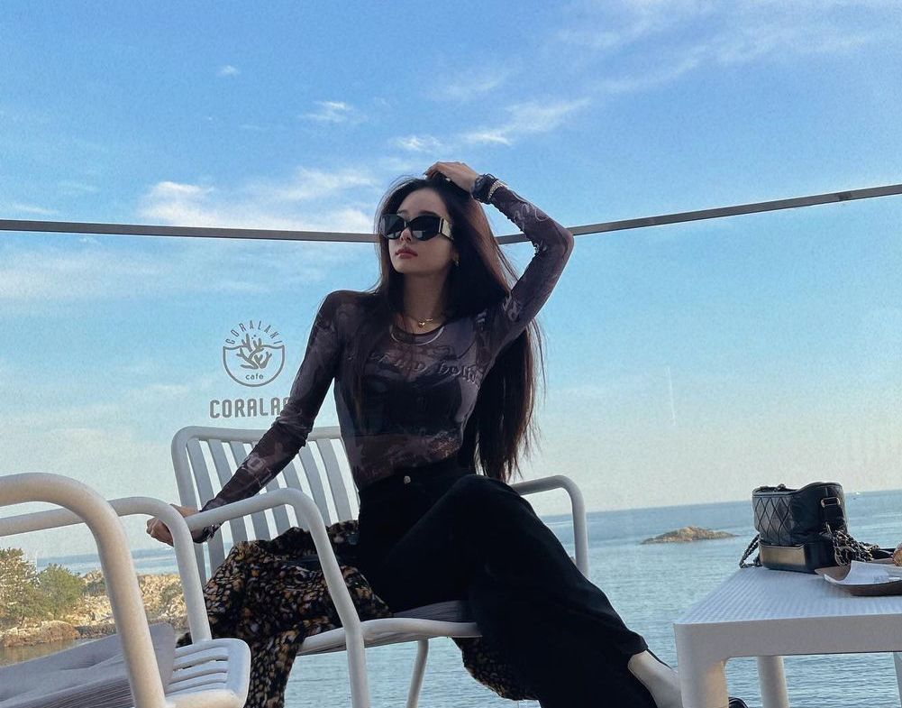 Fakta kontroversi YouTuber dan influencer Song Ji A, peserta reality show Single's Inferno yang dituduh pakai barang palsu.